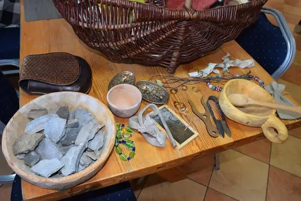 Seniorzy z gminy Brzuze odkrywali średniowieczne rzemiosło