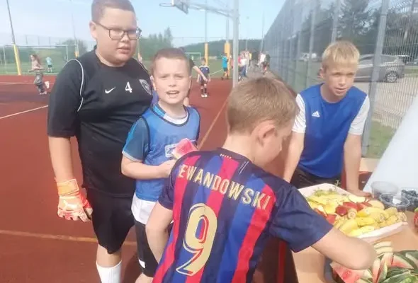 Turniej piłki nożnej na Orliku w Sosnowie – sportowe emocje i rywalizacja