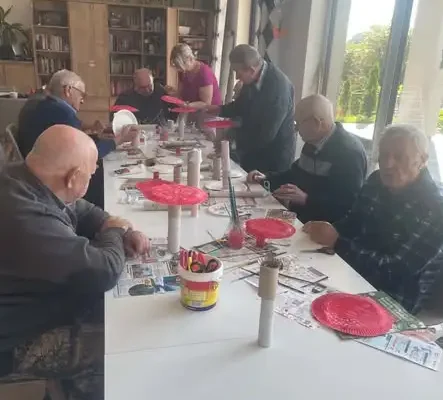 Jesienne cuda w Centrum Seniora – kreatywność i ruch łączą pokolenia