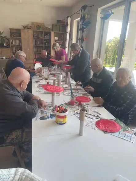 Jesienne cuda w Centrum Seniora – kreatywność i ruch łączą pokolenia