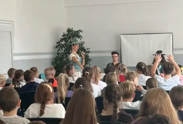 Muzyczna podróż w Rogowie – uczniowie odkrywali syntezator i obój