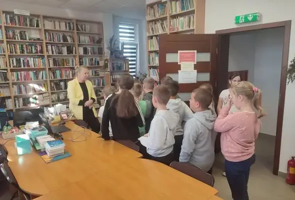 Uczniowie z Wąpielska odwiedzili bibliotekę i stworzyli sówki z szyszek