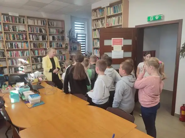 Uczniowie z Wąpielska odwiedzili bibliotekę i stworzyli sówki z szyszek