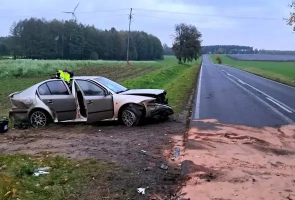 Kolizja w Puszczy Rządowej – auto uderzyło w skarpę rowu