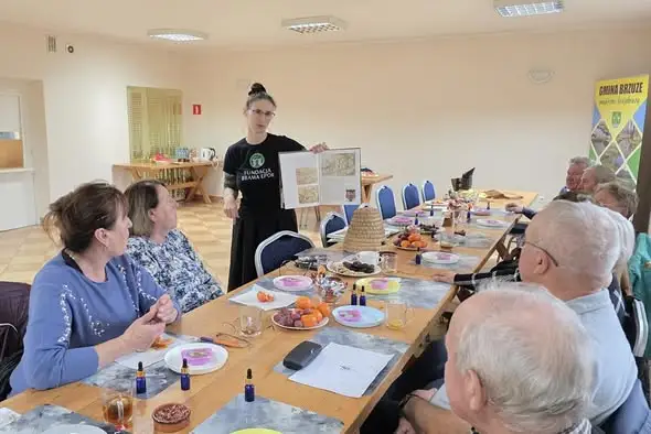 Seniorzy z gminy Brzuze odkrywali historię – od Chopina po bartnictwo